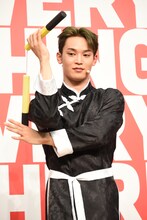 ヌンチャクの持ち替えに苦戦する與那城奨。