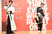 ヌンチャクアクションを披露するJO1。