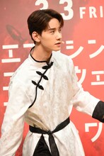 ヌンチャク伝道師の手本を見て学ぶ佐藤景瑚。