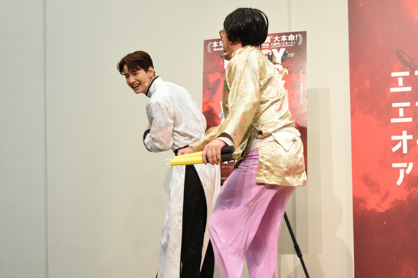 「置いていきますよ！」と声を掛けた佐藤景瑚（奥）をステージ端まで追い詰めるくっきー！（手前）。