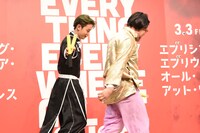 「戻ってください！」と、くっきー！（右）から佐藤景瑚を守る與那城奨（左）。