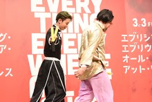 「戻ってください！」と、くっきー！（右）から佐藤景瑚を守る與那城奨（左）。