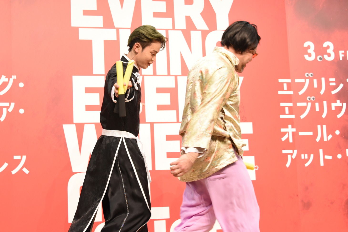 「戻ってください！」と、くっきー！（右）から佐藤景瑚を守る與那城奨（左）。