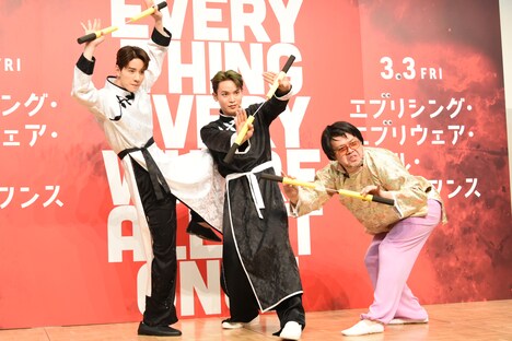 思い思いのポーズを決める佐藤景瑚(左)、與那城奨(中央)、くっきー!(右)。