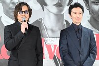 左から豊川悦司、長谷川博己。