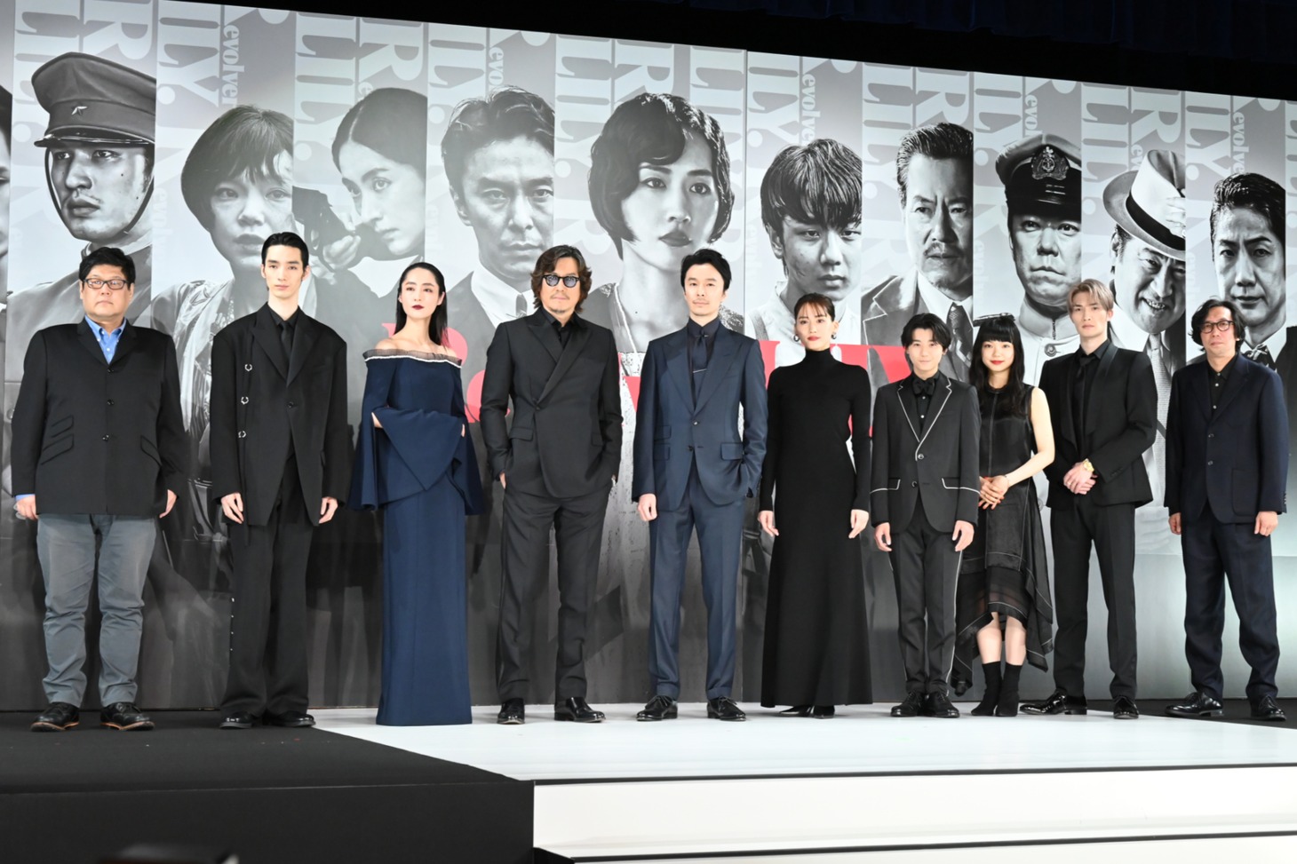 「リボルバー・リリー」キャストお披露目会見の様子。左から長浦京、清水尋也、シシド・カフカ、豊川悦司、長谷川博己、綾瀬はるか、羽村仁成、古川琴音、ジェシー、行定勲。