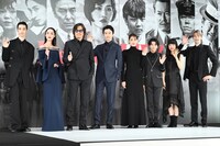 左から清水尋也、シシド・カフカ、豊川悦司、長谷川博己、綾瀬はるか、羽村仁成、古川琴音、ジェシー。