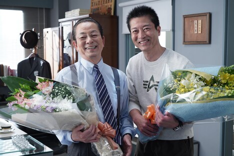 左から水谷豊、寺脇康文。