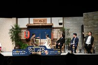 セットを改めて観察する登壇者たち。