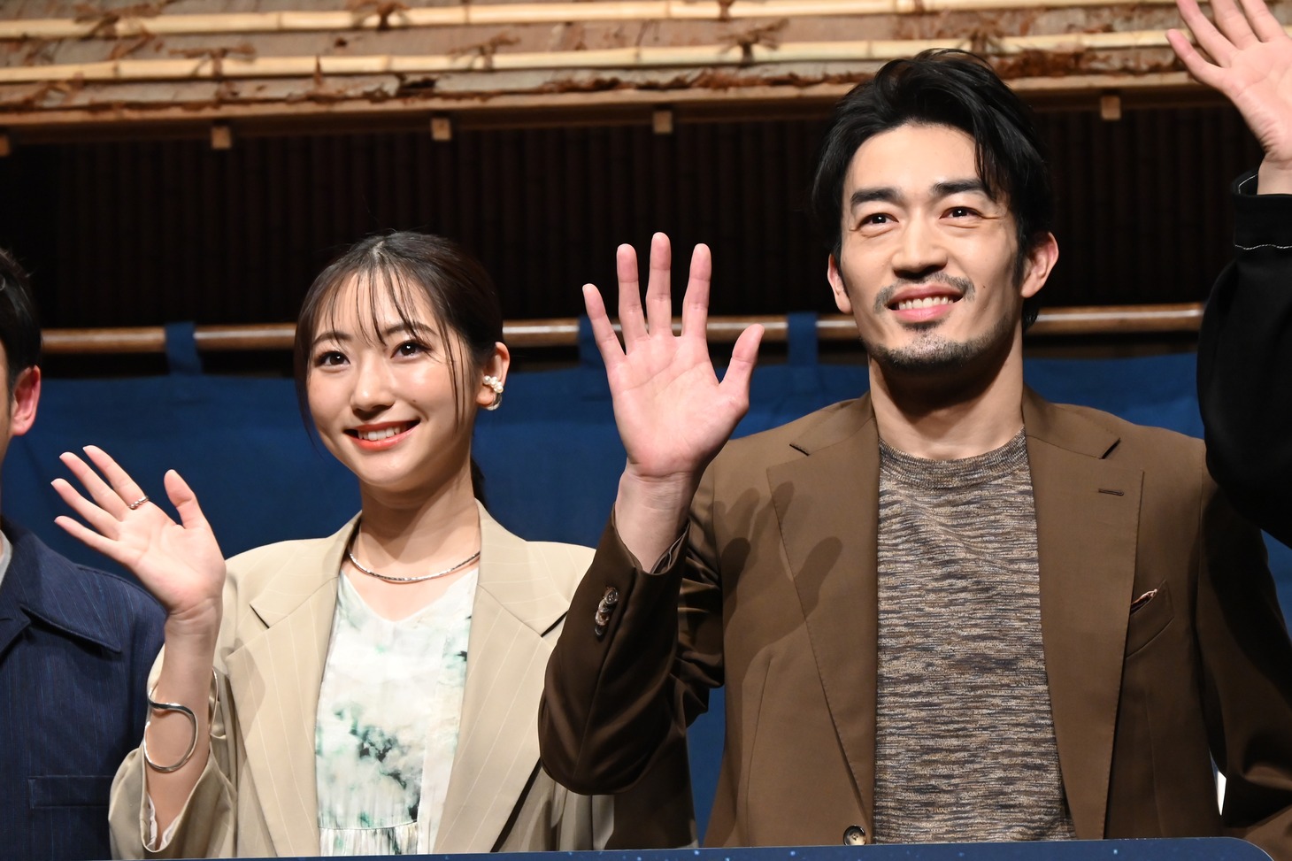 「WOWOWオリジナルドラマ 異世界居酒屋『のぶ』Season3～皇帝とオイリアの王女編～」千客万来プレミアムファンイベントに参加した武田玲奈（左）と大谷亮平（右）。