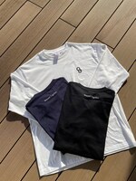 映画公式グッズのロングスリーブTシャツ。