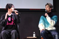 “三山凌輝（右）を褒める会”を開いた青木柚（左）。