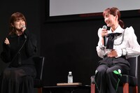 目覚ましのアラーム設定にこだわりがある樋口日奈（左）と、樋口のこだわりに共感する見上愛（右）。