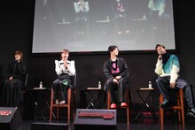 “サードシングルのアー写”撮影時の様子を再現する三山凌輝（右端）。