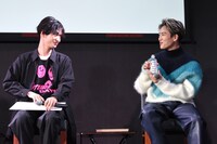 水を飲むところを青木柚（左）に見つめられていた三山凌輝（右）。