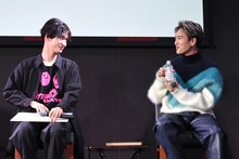 水を飲むところを青木柚（左）に見つめられていた三山凌輝（右）。