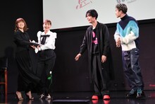 1人だけ先に退場してしまい、慌てて戻ってきた樋口日奈（左端）。