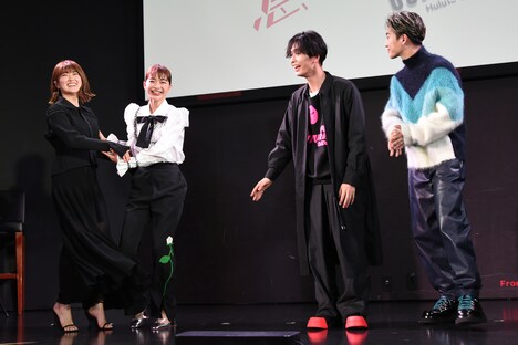 1人だけ先に退場してしまい、慌てて戻ってきた樋口日奈（左端）。