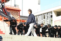 東京卍會のメンバーたちに頭を下げられて入場する北村匠海。