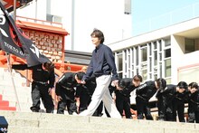 東京卍會のメンバーたちに頭を下げられて入場する北村匠海。