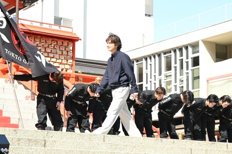 東京卍會のメンバーたちに頭を下げられて入場する北村匠海。