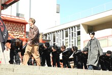 東京卍會のメンバーたちに頭を下げられて入場する山田裕貴、吉沢亮。