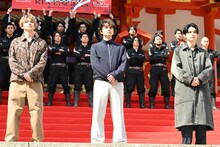 「東京リベンジャーズ2 血のハロウィン編 -運命- / -決戦-」決起集会イベントの様子。左から山田裕貴、北村匠海、吉沢亮。