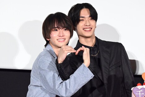 左から板垣李光人、高橋恭平。