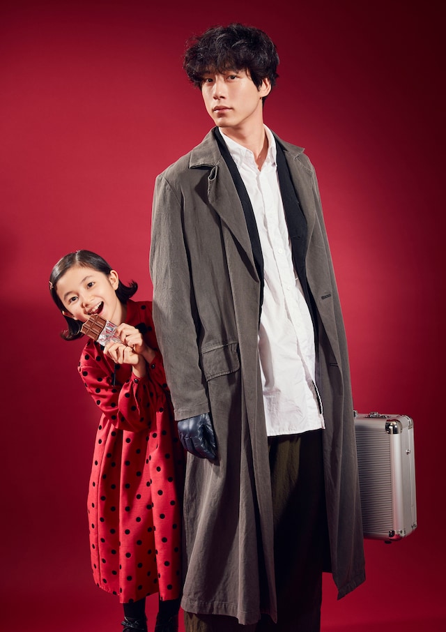 左から白山乃愛演じる“Dr.チョコレート”、坂口健太郎演じる“Teacher”。