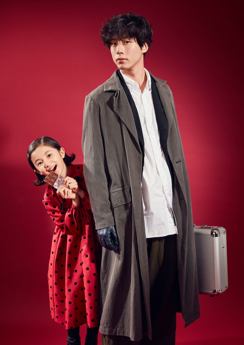 左から白山乃愛演じる“Dr.チョコレート”、坂口健太郎演じる“Teacher”。