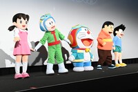 左からしずか、のび太、ドラえもん、ジャイアン、スネ夫。