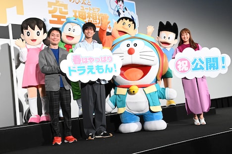 「映画ドラえもん のび太と空の理想郷（ユートピア）」公開記念舞台挨拶の様子。前列左から堂山卓見、永瀬廉、ドラえもん、藤本美貴。後列左からしずか、のび太、ジャイアン、スネ夫。