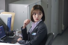 白石麻衣演じる鐘羅路子。