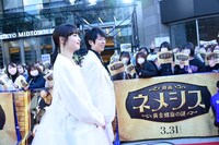 レッドカーペットを歩く広瀬すず（手前）と櫻井翔（奥）。