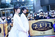 レッドカーペットを歩く広瀬すず（手前）と櫻井翔（奥）。