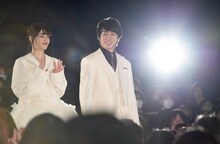 左から広瀬すず、櫻井翔。