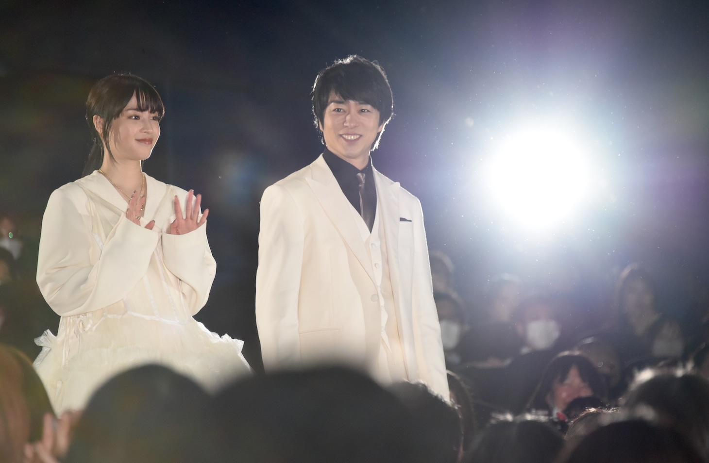 左から広瀬すず、櫻井翔。
