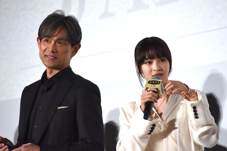 左から江口洋介、広瀬すず。