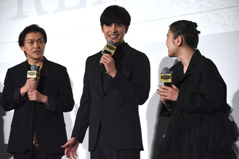 左から勝地涼、中村蒼、富田望生。