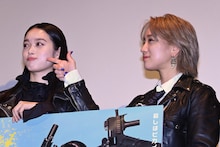 左から高石あかり、伊澤彩織。