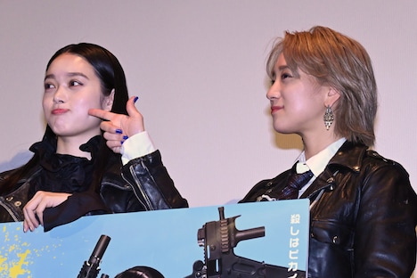 左から高石あかり、伊澤彩織。