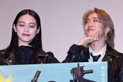 左から高石あかり、伊澤彩織。