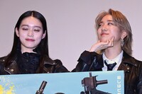左から高石あかり、伊澤彩織。