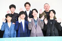 「雑魚どもよ、大志を抱け！」東京プレミア舞台挨拶がの様子。前列左から白石葵一、池川侑希弥、田代輝、岩田奏。後列左から坂元愛登、蒼井旬、足立紳。