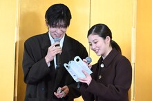 左から目黒蓮、今田美桜。