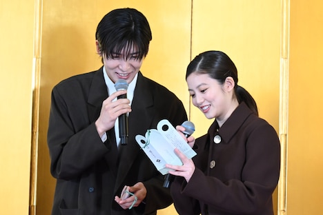 左から目黒蓮、今田美桜。