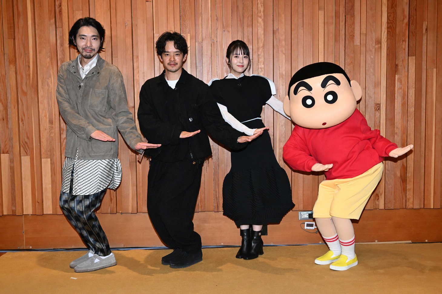左から柄本佑、池松壮亮、浜辺美波、しんのすけ。