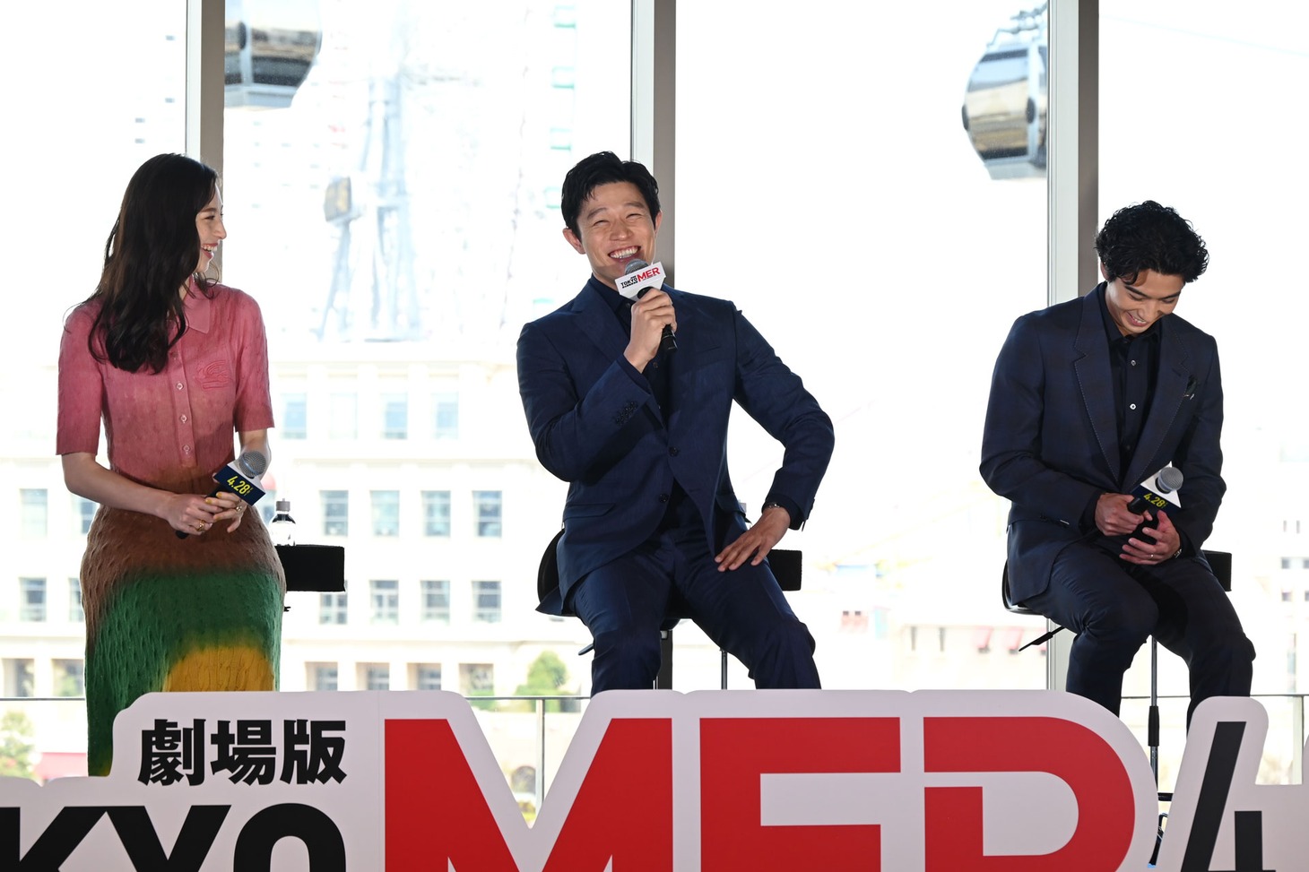 「大変な撮影が好き」だと嬉々として話す鈴木亮平（中央）。