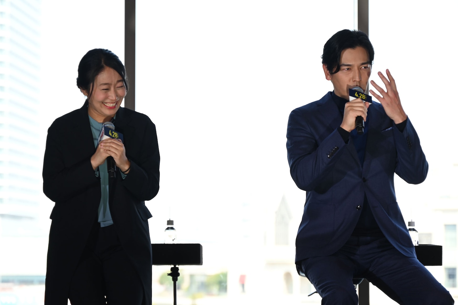 「防護服で汗を400lかいた」と大げさに話す要潤（右）と、笑いながら聞く松木彩（左）。