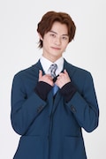 花妻蘭役の前田拳太郎。